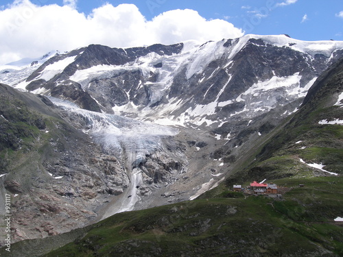 Foto: gletscher in der tiroler alpen mit berghütte gletscher in der tiroler alpen mit berghütte
