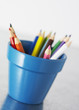 crayons de couleurs dans un pot crayons de couleurs dans un pot