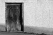 vielle porte en noir et blanc