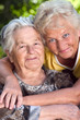 Foto: daughter hugging her mother daughter hugging her mother