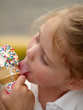 Foto: girl licking ice cream cone girl licking ice cream cone
