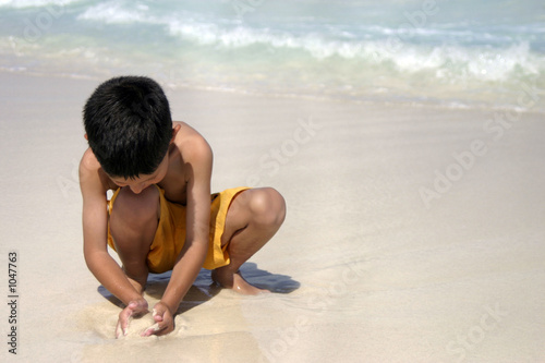 Foto: niño jugando en el mar niño jugando en el mar