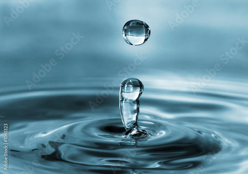 Foto: water drop and water rings water drop and water rings