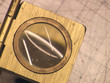 loupe sur une table loupe sur une table