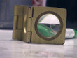 loupe sur une table loupe sur une table