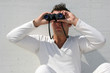 mann mit fernglas 3