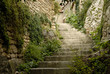 escalier entre deux murs de pierres escalier entre deux murs de pierres