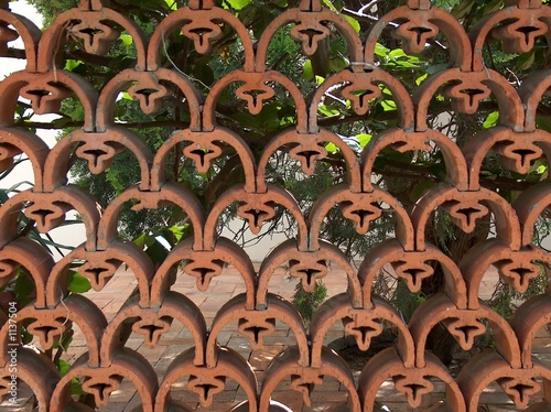 anacapri, gartenzaun aus ziegelsteinen mit durchbl