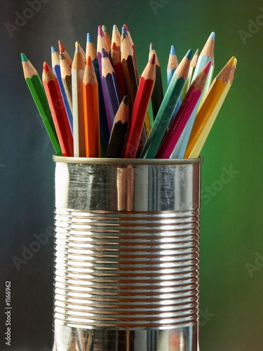 Photo: crayons et pot crayons et pot