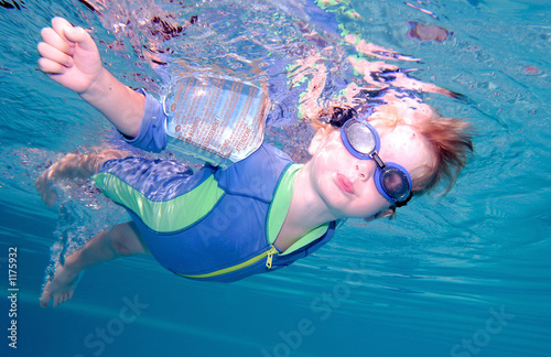 Foto: young boy swimming underwater and holding breath young boy swimming underwater and holding breath
