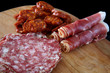 charcuterie sur planche avec un bon verre de vin