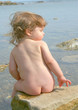 enfant nu assis enfant nu assis
