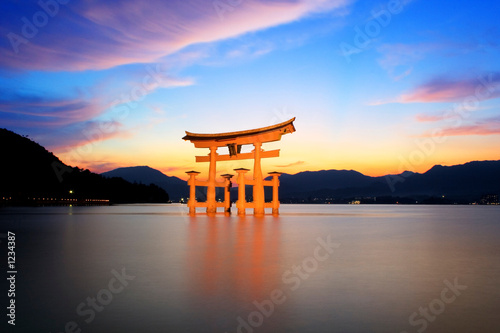 Foto: torii gate at sunset torii gate at sunset