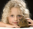Photo: la jeune fille et le cochon d'inde la jeune fille et le cochon d'inde