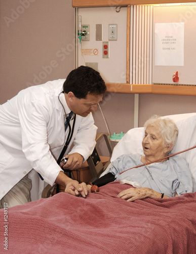 Foto: attending to senior woman in hospice attending to senior woman in hospice