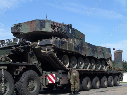 Photo: leopard 2 auf transporter leopard 2 auf transporter