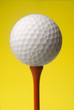 minge de golf tee pe roşu, fond galben