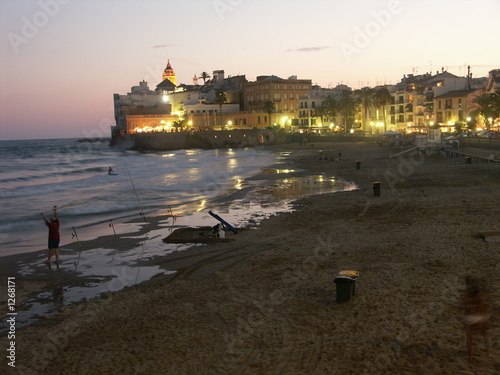 plage de sitges a la tombée de la nuit