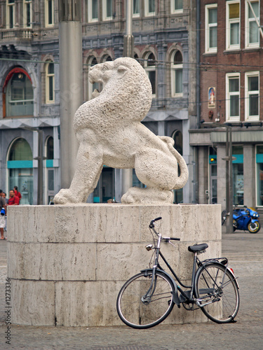 estatua de un leon y bicicleta