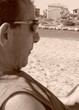 homme se reposant sur la plage
