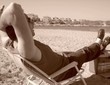 homme se détendant sur la plage
