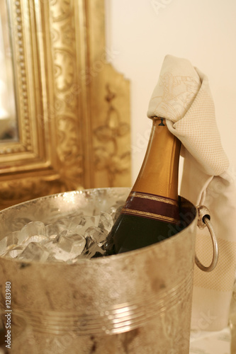 bouteille et seau à champagne