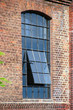 fenster in backsteingebäude
