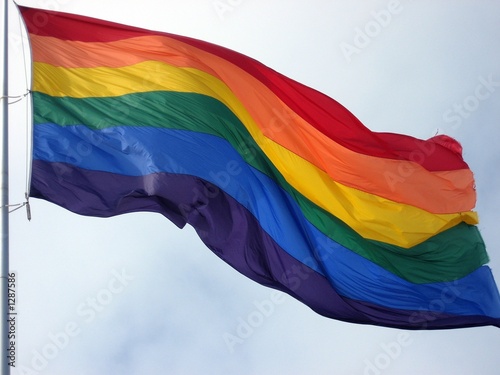 Foto: large pride flag in wind large pride flag in wind