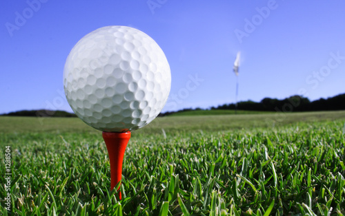Foto: golfball on tee golfball on tee
