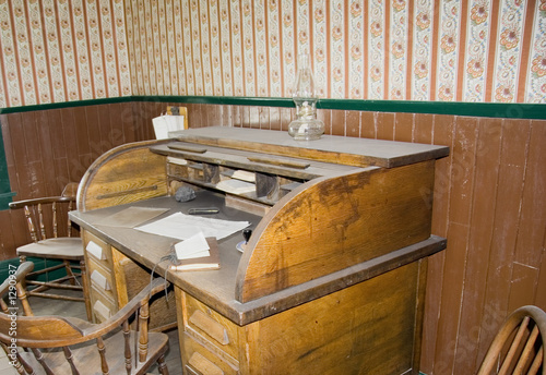 Foto: massive writing desk massive writing desk