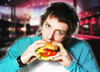 homme et hamburger