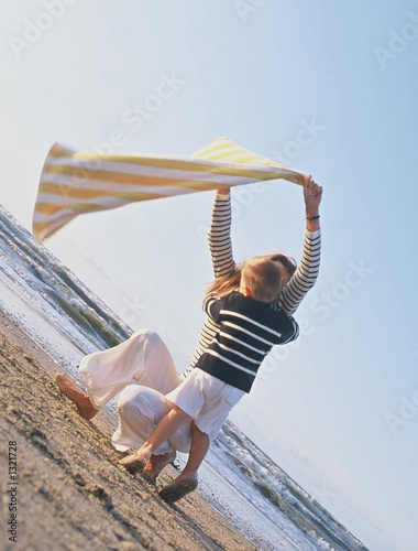 couple mère enfant et serviette de plage couple mère enfant et serviette de plage