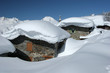 chalets sous la neige