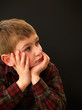 Foto: boy resting face in hands boy resting face in hands