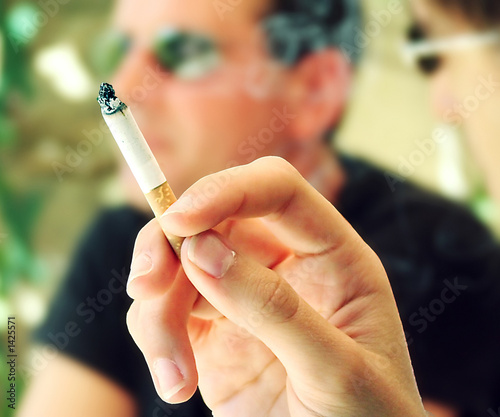 Foto: cigarette in hand cigarette in hand