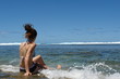 femme au lagon