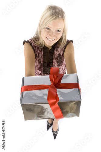 Foto: headshot of young blonde woman with gift headshot of young blonde woman with gift