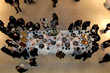 menschen am buffet