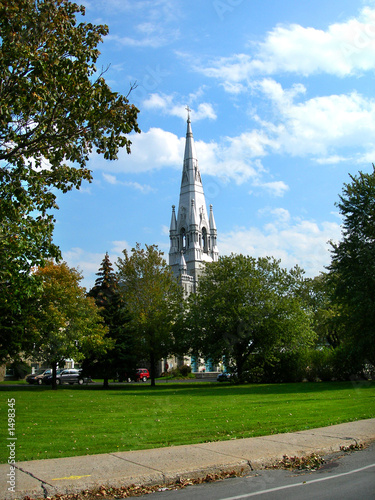 Foto: church between trees church between trees