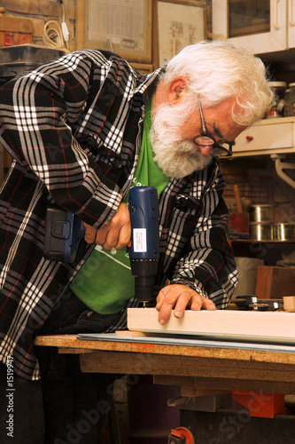 Foto: old man working old man working