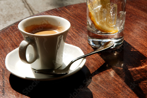 Foto: paris: coffee at the terrace in the morning sun paris: coffee at the terrace in the morning sun
