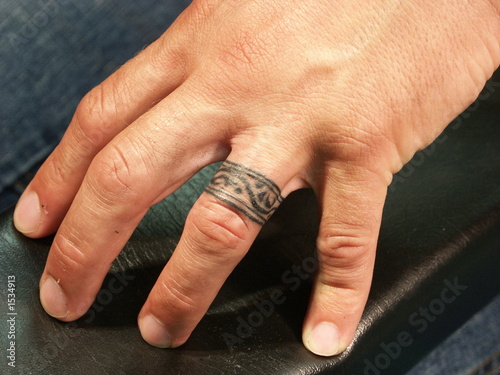 tattoo am finger In den Einkaufswagen