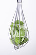 fouet de cuisine avec de la salade mache