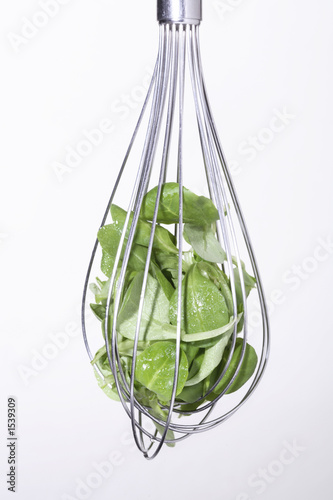 fouet de cuisine avec de la salade mache