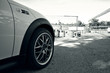 voiture sportive devant un circuit