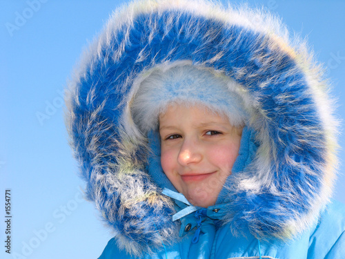 Foto: winter portrait of smiling girl winter portrait of smiling girl