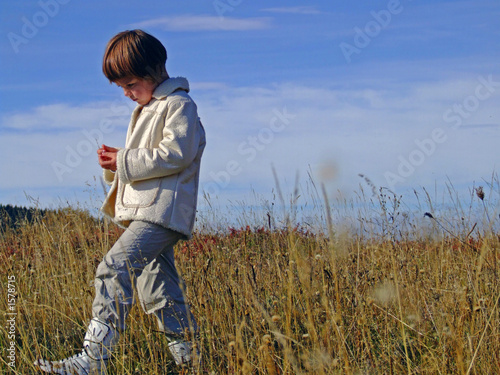 Foto: cute girl walking in nature cute girl walking in nature