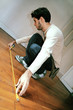 jeune homme prenant des mesures