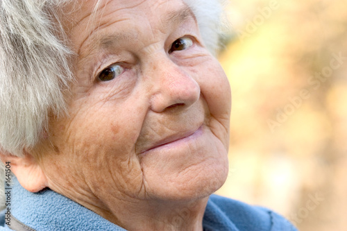 Foto: elderly woman smiles elderly woman smiles