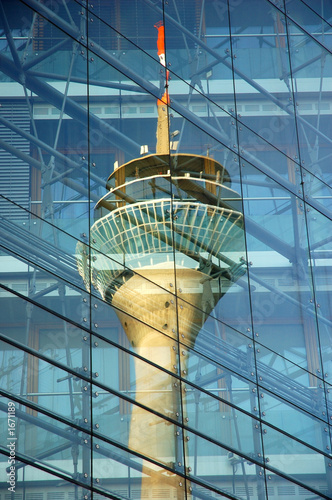 reflexion im hochhaus - funkturm reflexion im hochhaus - funkturm